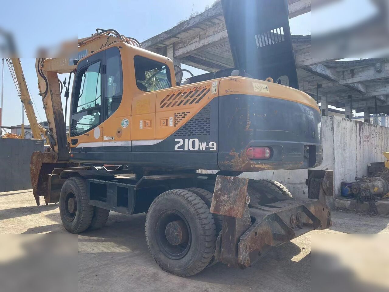 HYUNDAI ROBEX 210W-9 - Колёсный экскаватор: фото 1 HYUNDAI ROBEX 210W-9 - Колёсный экскаватор: фото 1