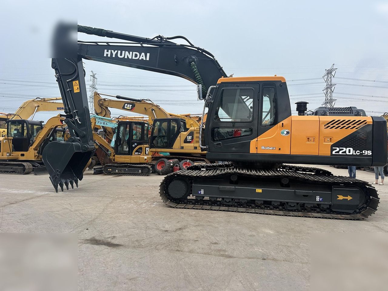 HYUNDAI ROBEX 220 LC-9S - Гусеничный экскаватор: фото 1 HYUNDAI ROBEX 220 LC-9S - Гусеничный экскаватор: фото 1