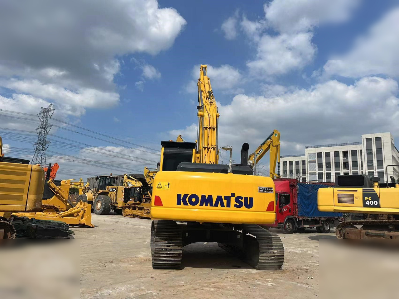 KOMATSU PC220-8 - Гусеничный экскаватор: фото 3 KOMATSU PC220-8 - Гусеничный экскаватор: фото 3