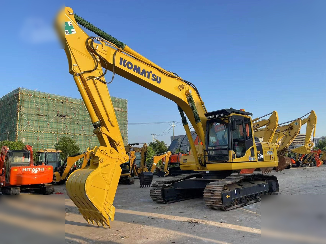 KOMATSU PC220-8 - Гусеничный экскаватор: фото 2 KOMATSU PC220-8 - Гусеничный экскаватор: фото 2