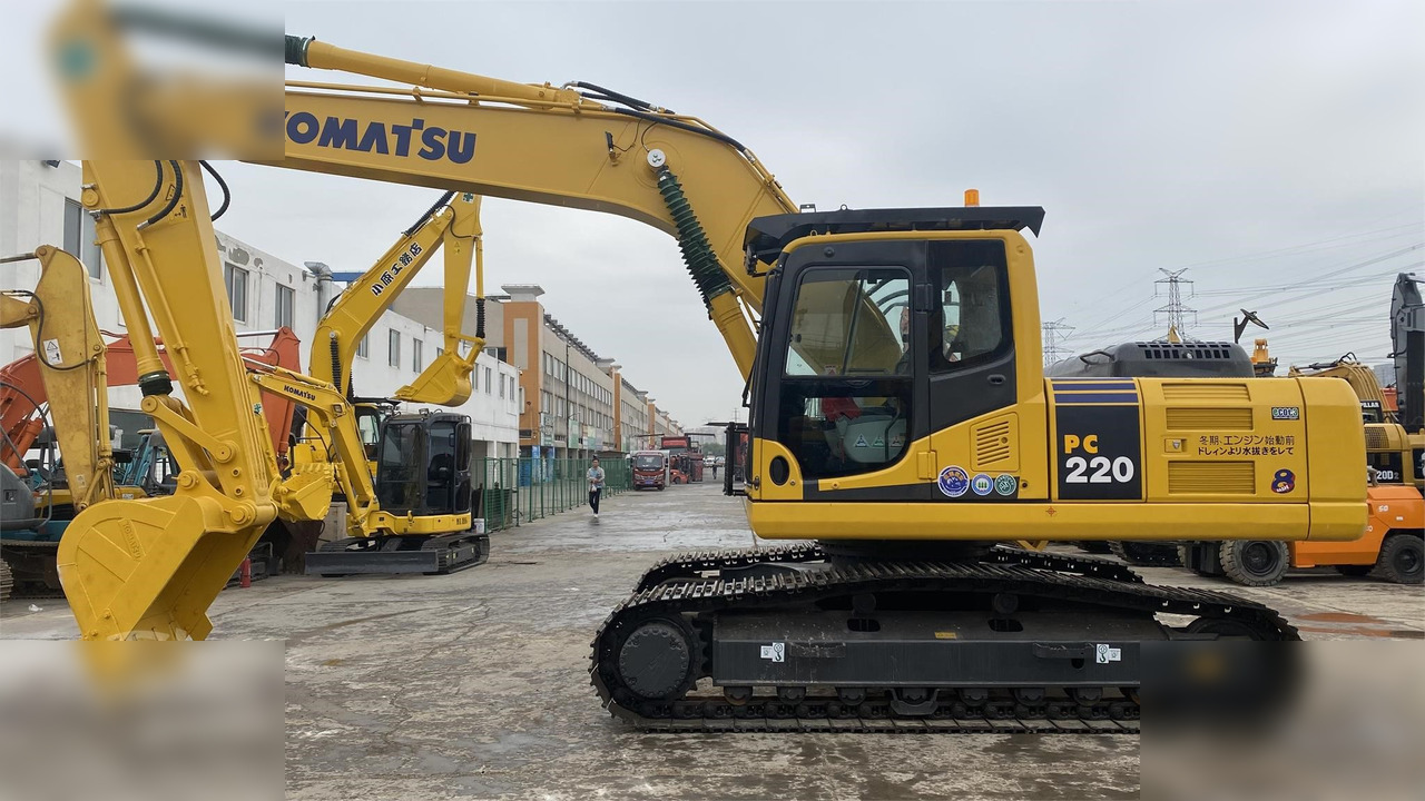 KOMATSU PC220-8 - Гусеничный экскаватор: фото 1 KOMATSU PC220-8 - Гусеничный экскаватор: фото 1