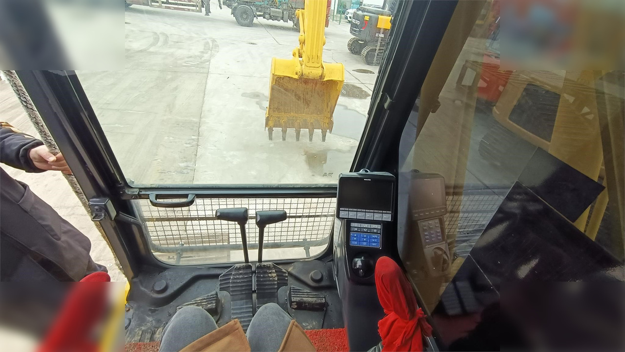 KOMATSU PC240 LC-8 - Гусеничный экскаватор: фото 4 KOMATSU PC240 LC-8 - Гусеничный экскаватор: фото 4
