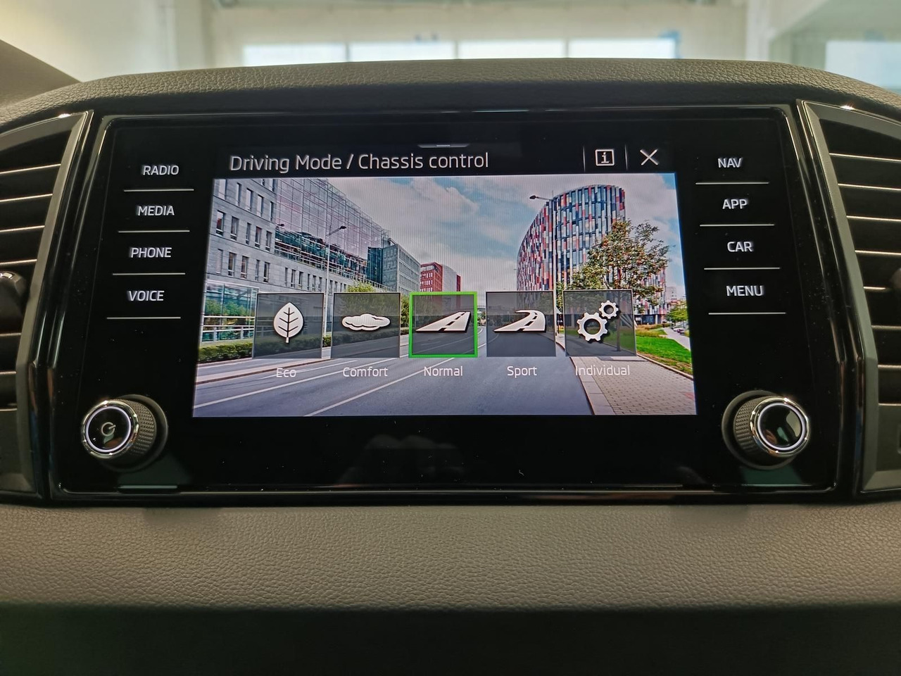 Внедорожник Skoda Karoq Sportline 1,5 TSI DSG*AHK*PSD*STD.HZG*NAVI: фото 14