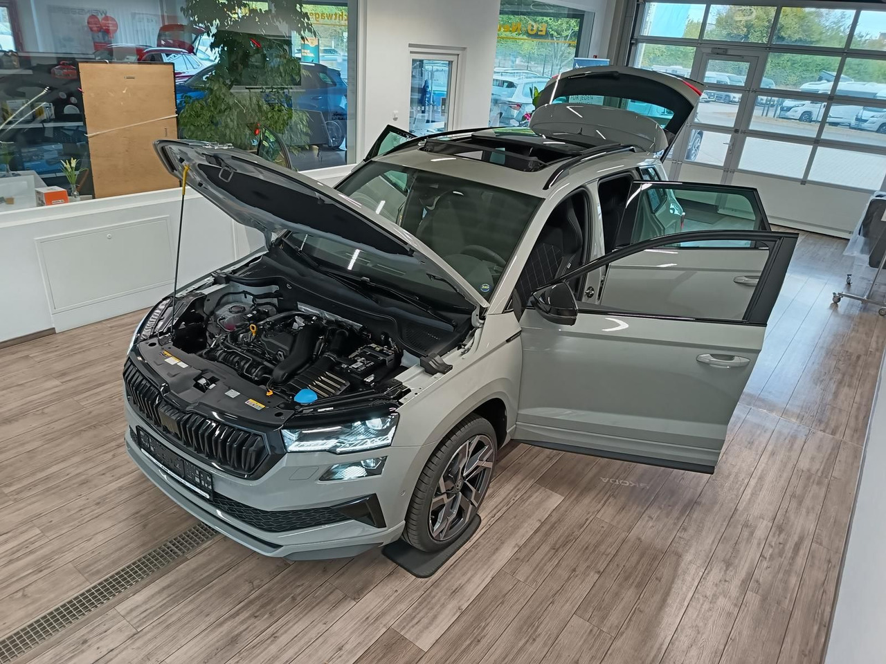 Skoda Karoq Sportline 1,5 TSI DSG*AHK*PSD*STD.HZG*NAVI - Внедорожник: фото 2 Skoda Karoq Sportline 1,5 TSI DSG*AHK*PSD*STD.HZG*NAVI - Внедорожник: фото 2