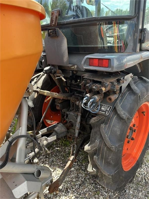 Kubota STW37 - Коммунальный трактор: фото 3 Kubota STW37 - Коммунальный трактор: фото 3