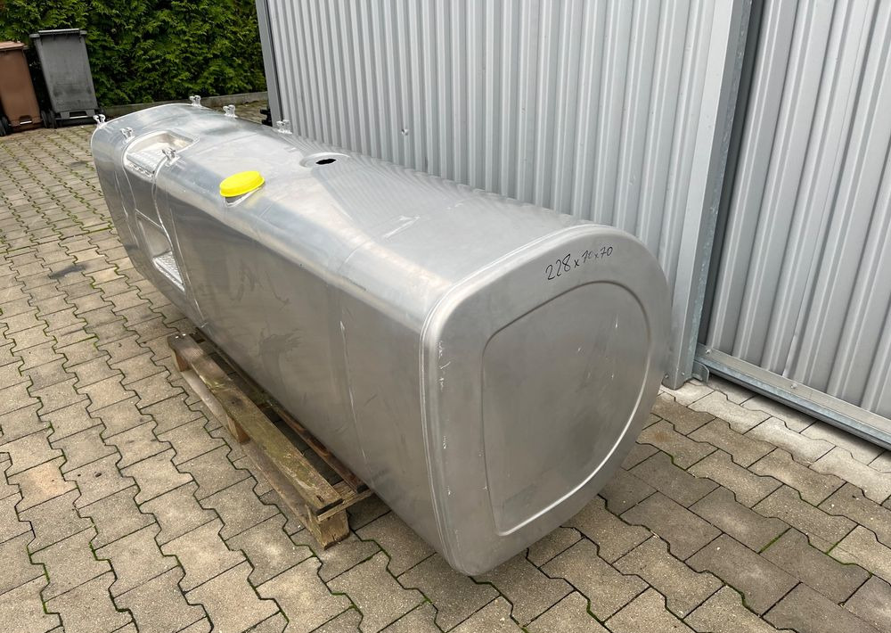 Zbiornik paliwa Volvo FH Renault 900 litrów bak jak nowy - Подготовка топлива для Грузовиков: фото 2 Zbiornik paliwa Volvo FH Renault 900 litrów bak jak nowy - Подготовка топлива для Грузовиков: фото 2