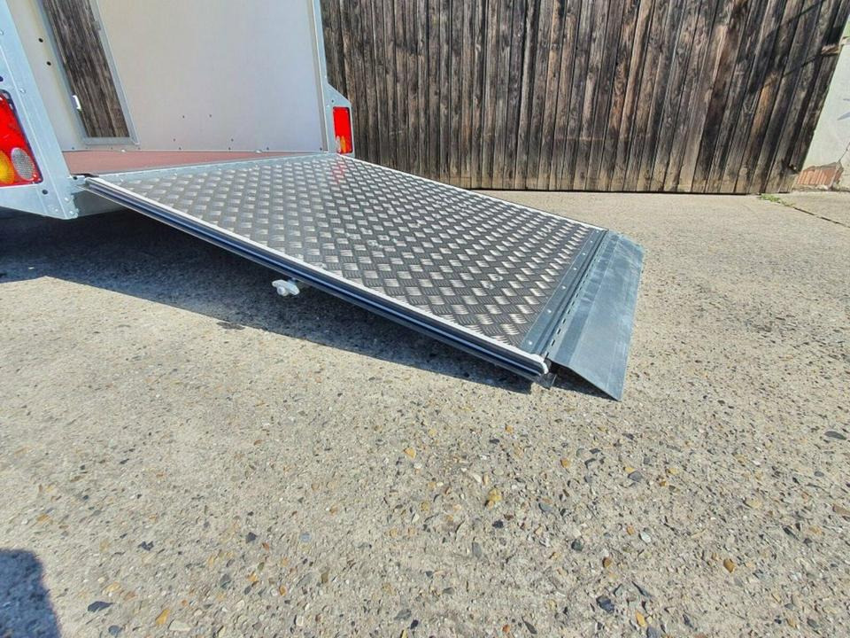 Böckmann PKW-Anhänger Koffer 1,35t Auffahrrampe Ladehöhe 42cm - Прицеп для легкового автомобиля: фото 2 Böckmann PKW-Anhänger Koffer 1,35t Auffahrrampe Ladehöhe 42cm - Прицеп для легкового автомобиля: фото 2