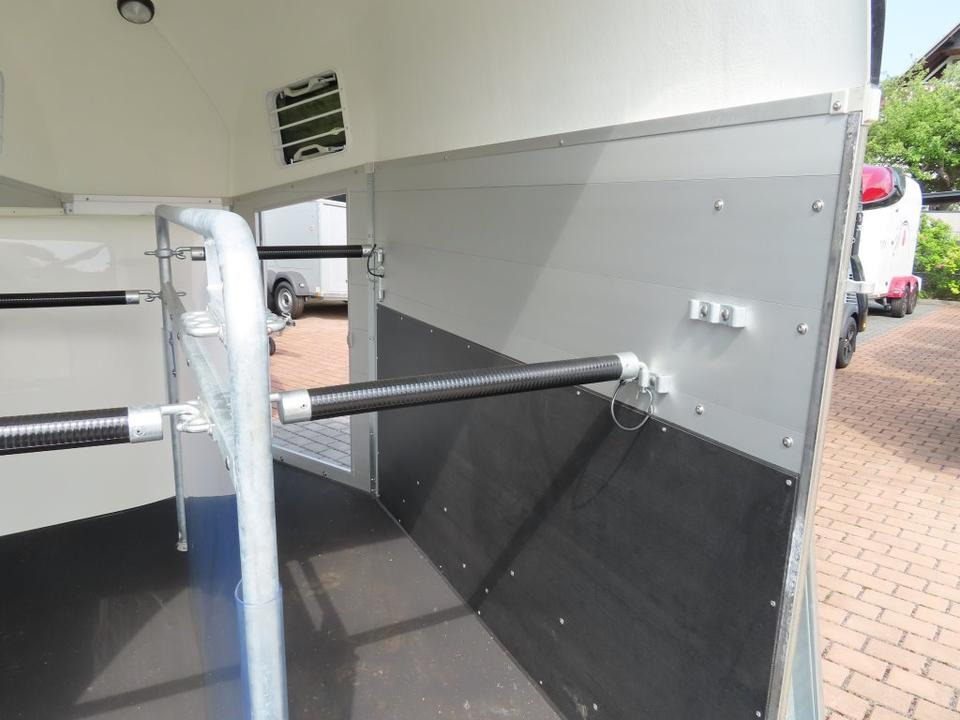 Прицеп-коневоз Böckmann Pferdeanhänger Champion Esprit ISY Sattelkammer 100km/h: фото 6 Прицеп-коневоз Böckmann Pferdeanhänger Champion Esprit ISY Sattelkammer 100km/h: фото 6