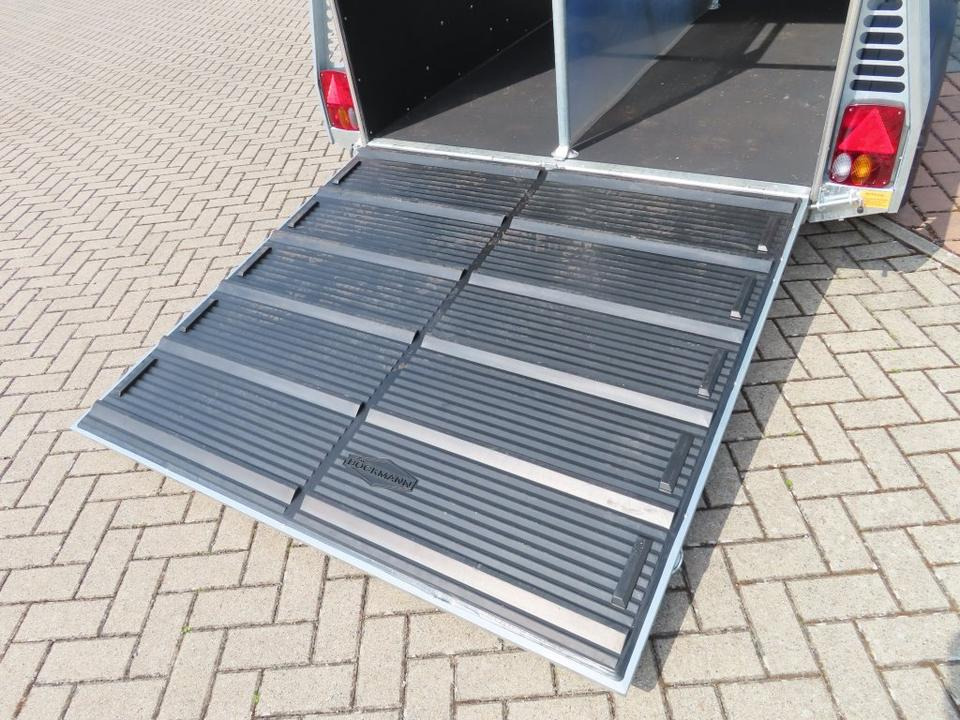 Прицеп-коневоз Böckmann Pferdeanhänger Champion Esprit ISY Sattelkammer 100km/h: фото 11 Прицеп-коневоз Böckmann Pferdeanhänger Champion Esprit ISY Sattelkammer 100km/h: фото 11