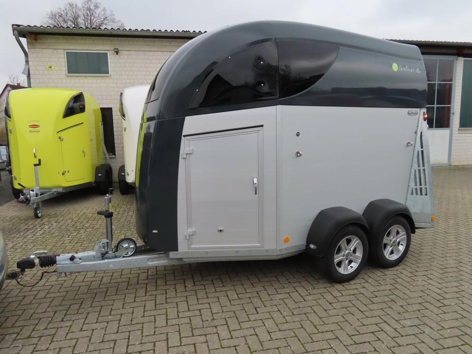 Neuwertiger CARELINER, Alu- Pferdeanhänger, 2,4 t Sattelkammer - Прицеп-коневоз: фото 2 Neuwertiger CARELINER, Alu- Pferdeanhänger, 2,4 t Sattelkammer - Прицеп-коневоз: фото 2