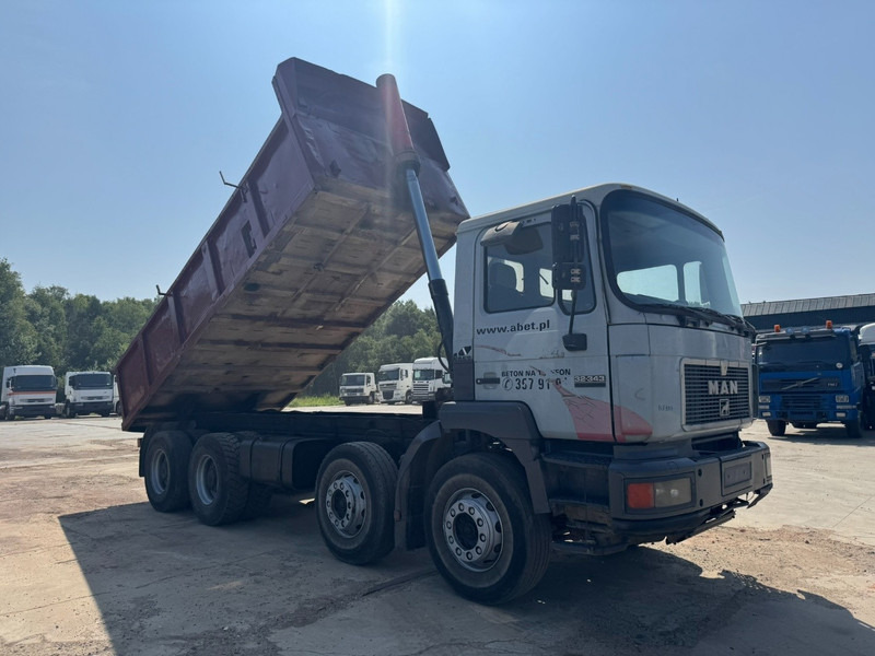 MAN 32.343 (BIG AXLE / STEEL SUSPENSION / MANUAL GEARBOX / 12 TIRES / EURO 2) - Самосвал: фото 3 MAN 32.343 (BIG AXLE / STEEL SUSPENSION / MANUAL GEARBOX / 12 TIRES / EURO 2) - Самосвал: фото 3
