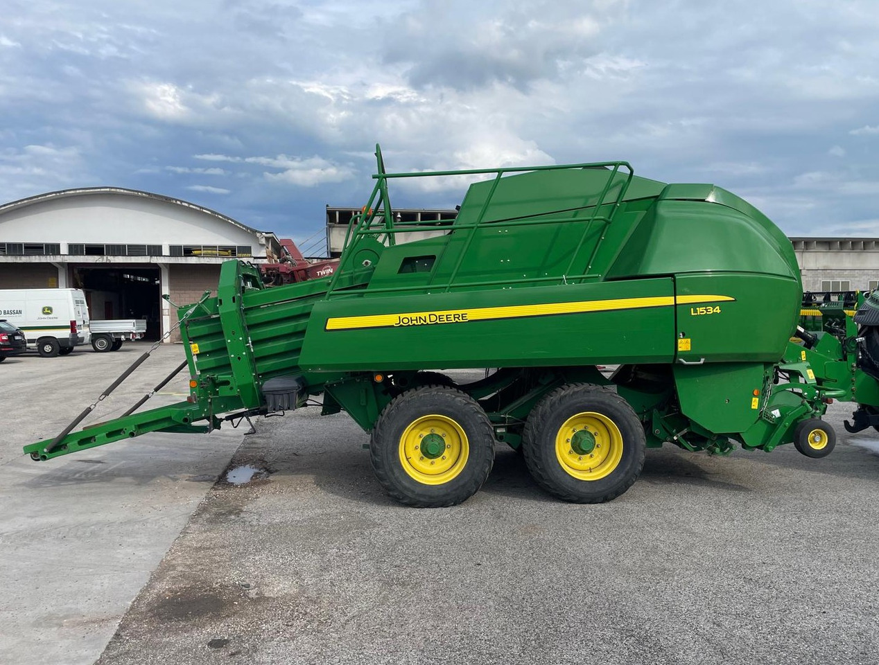 JOHN DEERE PRESSA L1534 - Пресс-подборщик тюковый: фото 2 JOHN DEERE PRESSA L1534 - Пресс-подборщик тюковый: фото 2