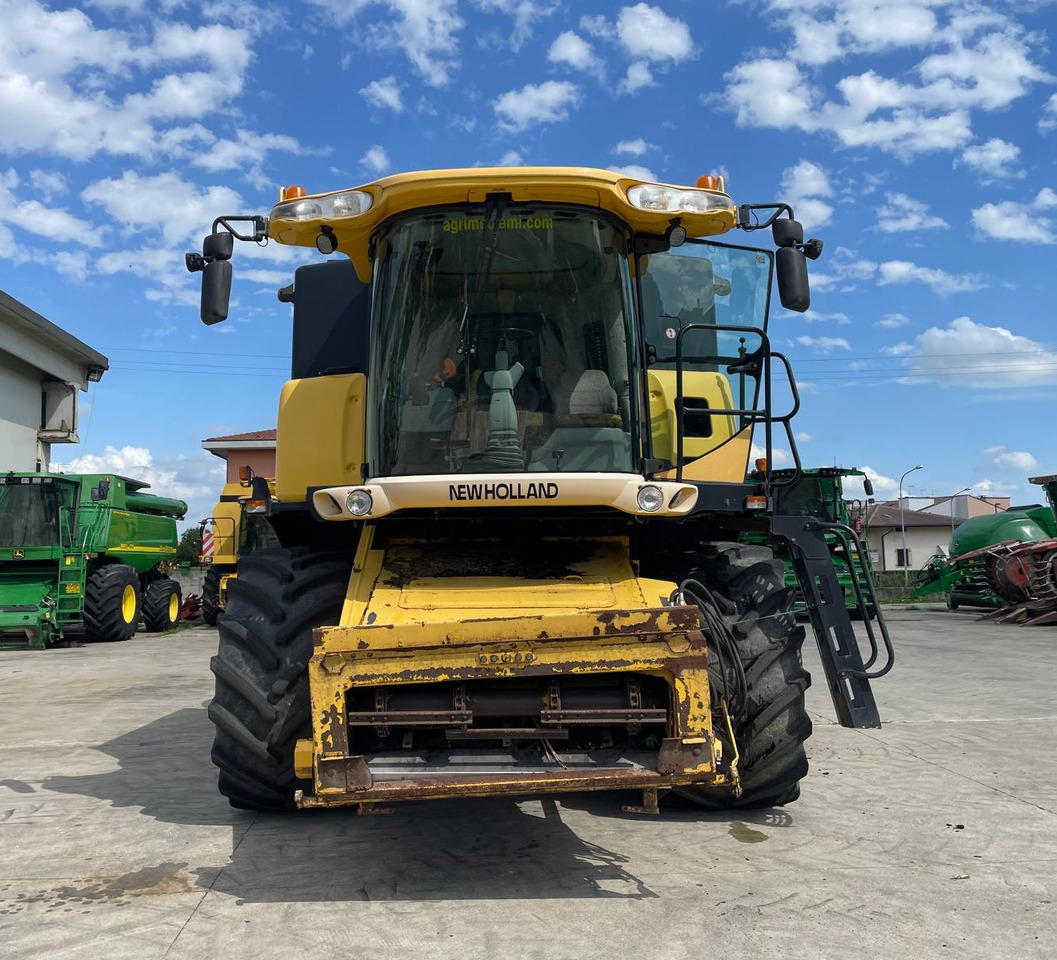 NEW HOLLAND MIETITREBBIA CX 8080 - Зерноуборочный комбайн: фото 3 NEW HOLLAND MIETITREBBIA CX 8080 - Зерноуборочный комбайн: фото 3