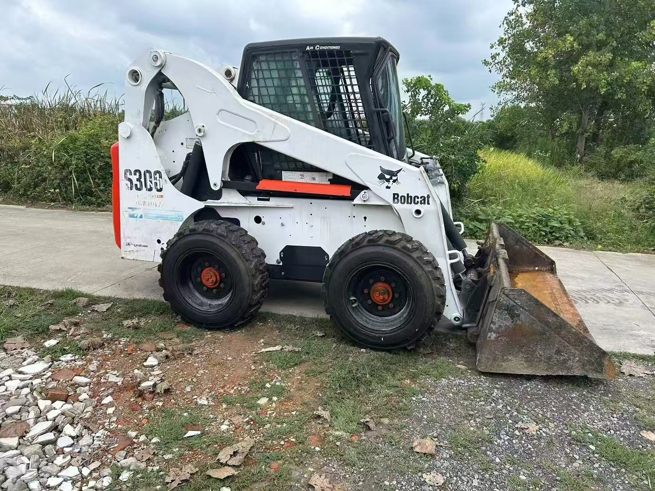 BOBCAT s300 - Мини-погрузчик с бортовым поворотом: фото 1 BOBCAT s300 - Мини-погрузчик с бортовым поворотом: фото 1