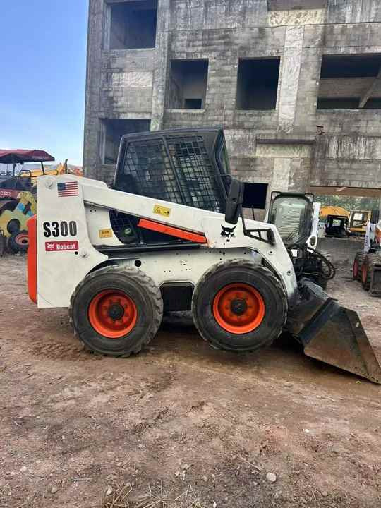 Second Hand BOBCAT S300 Skid-steer Loader with Very Good Performance Is for Sale at a Low Price - Мини-погрузчик с бортовым поворотом: фото 2 Second Hand BOBCAT S300 Skid-steer Loader with Very Good Performance Is for Sale at a Low Price - Мини-погрузчик с бортовым поворотом: фото 2