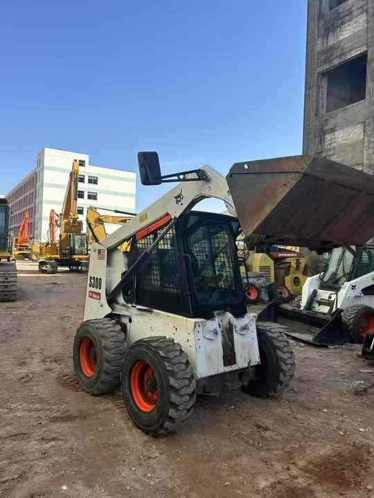 Second Hand BOBCAT S300 Skid-steer Loader with Very Good Performance Is for Sale at a Low Price - Мини-погрузчик с бортовым поворотом: фото 4 Second Hand BOBCAT S300 Skid-steer Loader with Very Good Performance Is for Sale at a Low Price - Мини-погрузчик с бортовым поворотом: фото 4