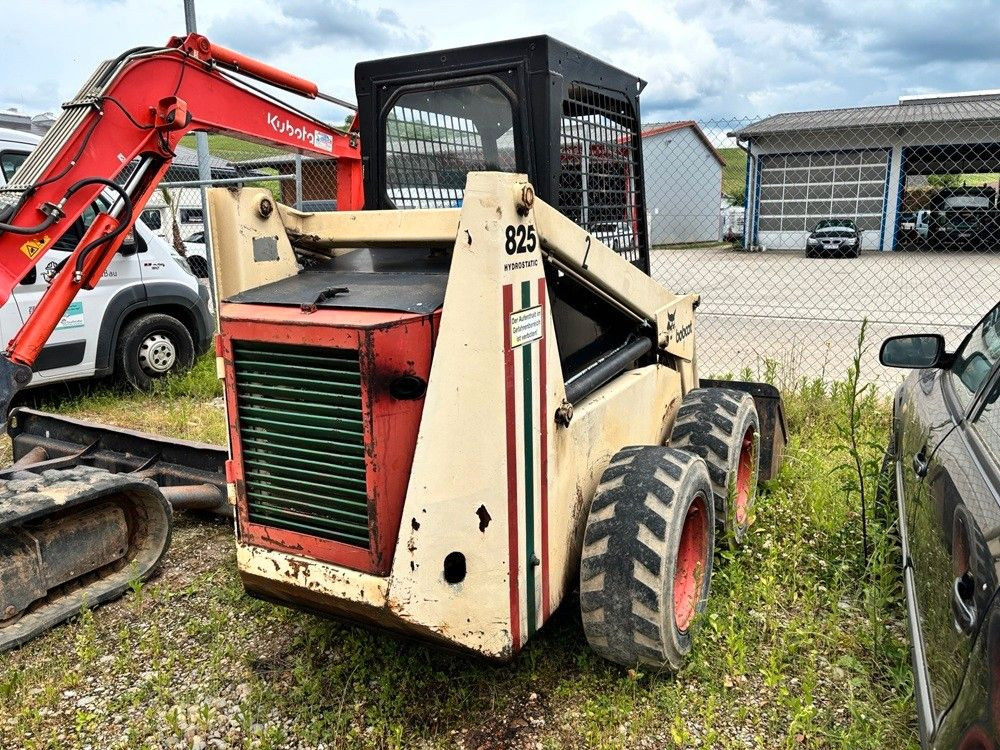 Bobcat 825 - Мини-погрузчик с бортовым поворотом: фото 2 Bobcat 825 - Мини-погрузчик с бортовым поворотом: фото 2