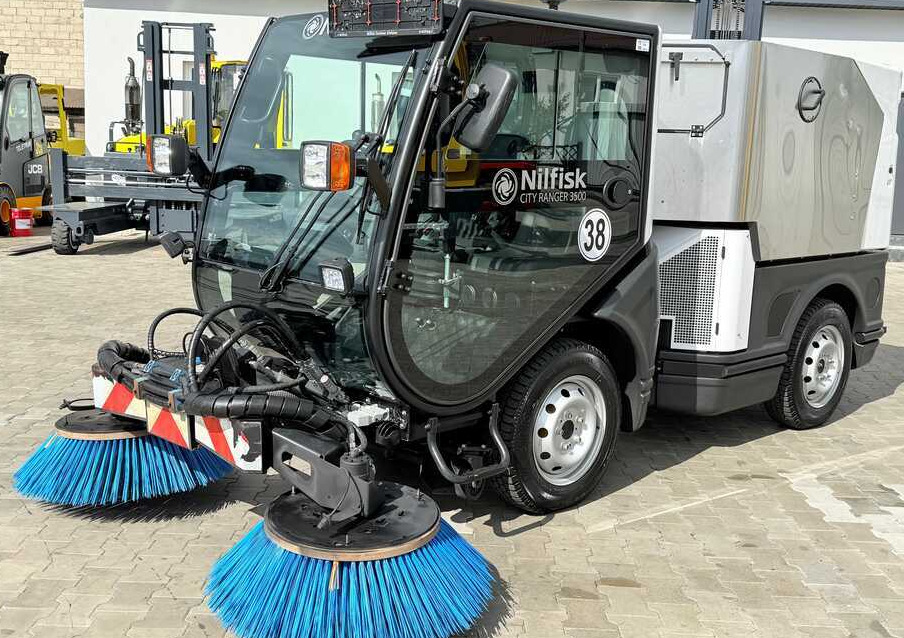 Nilfisk Nilfisk City Ranger 3500 – Articulated Municipal Sweeper | Year 2017 | On - Подметально-уборочная машина: фото 1 Nilfisk Nilfisk City Ranger 3500 – Articulated Municipal Sweeper | Year 2017 | On - Подметально-уборочная машина: фото 1