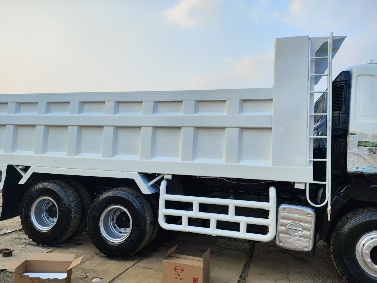 HINO HINO 700 - Самосвал: фото 4 HINO HINO 700 - Самосвал: фото 4