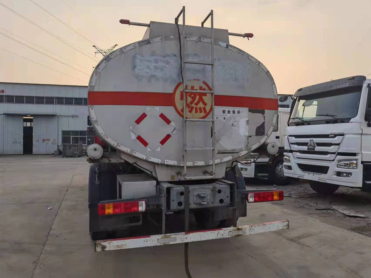 HOWO 20  cubic  meters - Грузовик-цистерна: фото 4 HOWO 20  cubic  meters - Грузовик-цистерна: фото 4