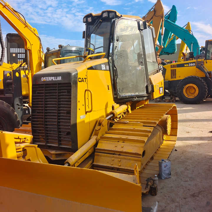 Good Condition D3K Bulldozer Used Crawler Bulldozer with Parts Price Bulldozers - Бульдозер: фото 1 Good Condition D3K Bulldozer Used Crawler Bulldozer with Parts Price Bulldozers - Бульдозер: фото 1