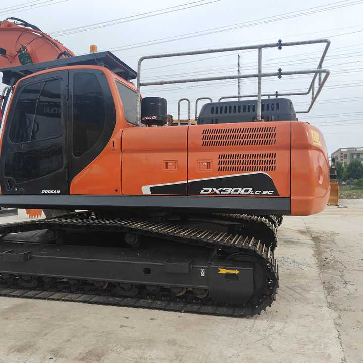 Used Digger DOOSAN DX300 Construction Machinery Construction Digger Used DOOSAN DX300 Cheap Excavator - Гусеничный экскаватор: фото 2 Used Digger DOOSAN DX300 Construction Machinery Construction Digger Used DOOSAN DX300 Cheap Excavator - Гусеничный экскаватор: фото 2