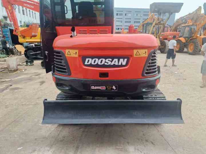 Used Mini Excavator DX55-9C Doosan Excavator 5 Tonnes High Performance Low Price for Sale Dh55 Dh60 Dx55 Dx60 in Stock - Мини-экскаватор: фото 4 Used Mini Excavator DX55-9C Doosan Excavator 5 Tonnes High Performance Low Price for Sale Dh55 Dh60 Dx55 Dx60 in Stock - Мини-экскаватор: фото 4