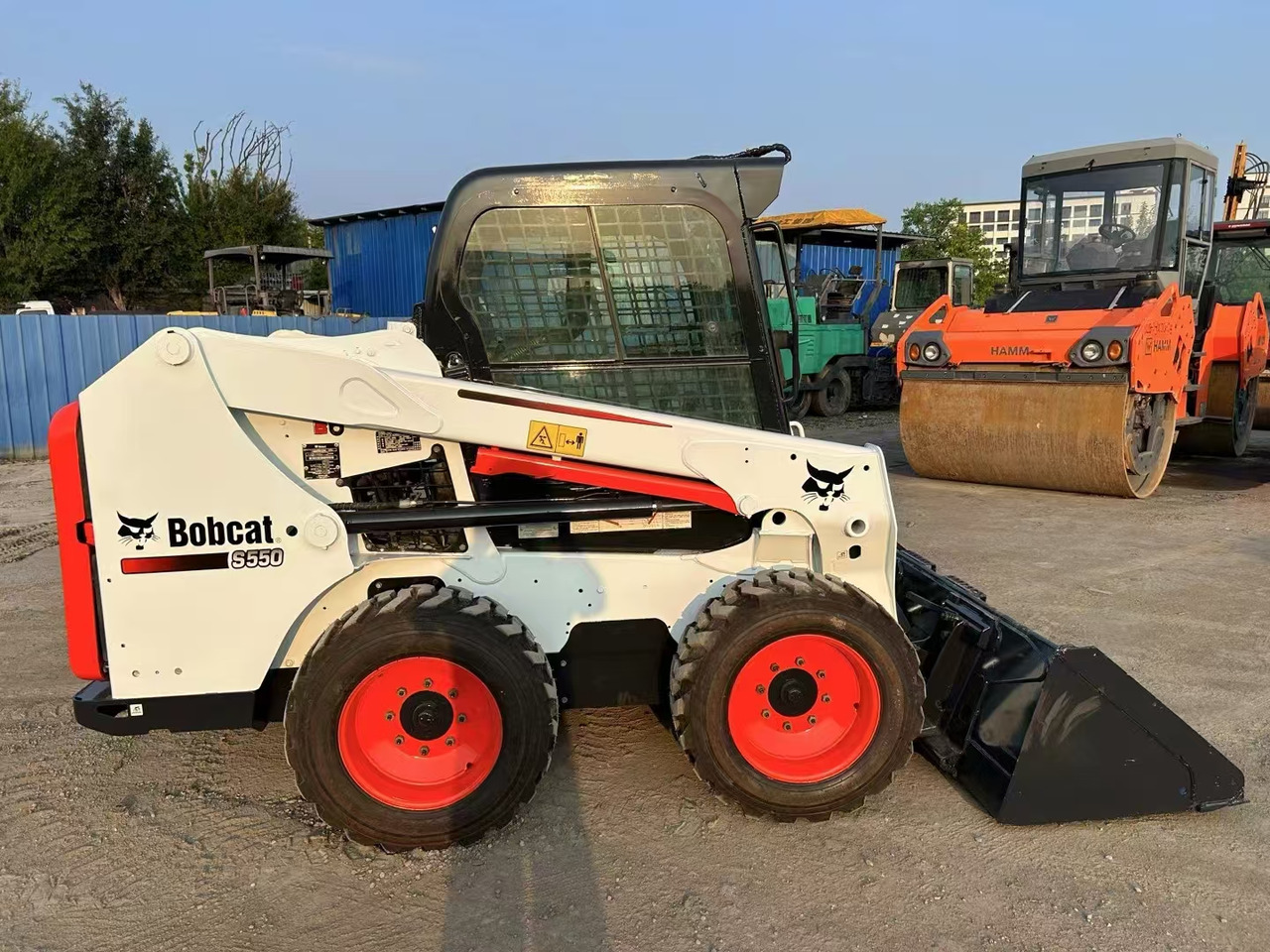 BOBCAT S550 - Мини-погрузчик с бортовым поворотом: фото 4 BOBCAT S550 - Мини-погрузчик с бортовым поворотом: фото 4