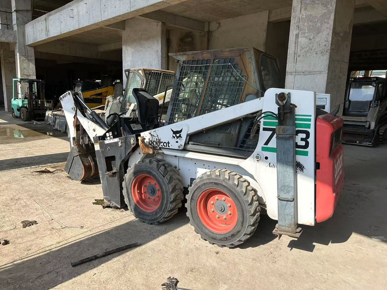 BOBCAT T753 - Мини-погрузчик с бортовым поворотом: фото 1 BOBCAT T753 - Мини-погрузчик с бортовым поворотом: фото 1
