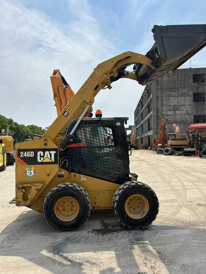 CATERPILLAR 246D - Мини-погрузчик с бортовым поворотом: фото 2 CATERPILLAR 246D - Мини-погрузчик с бортовым поворотом: фото 2