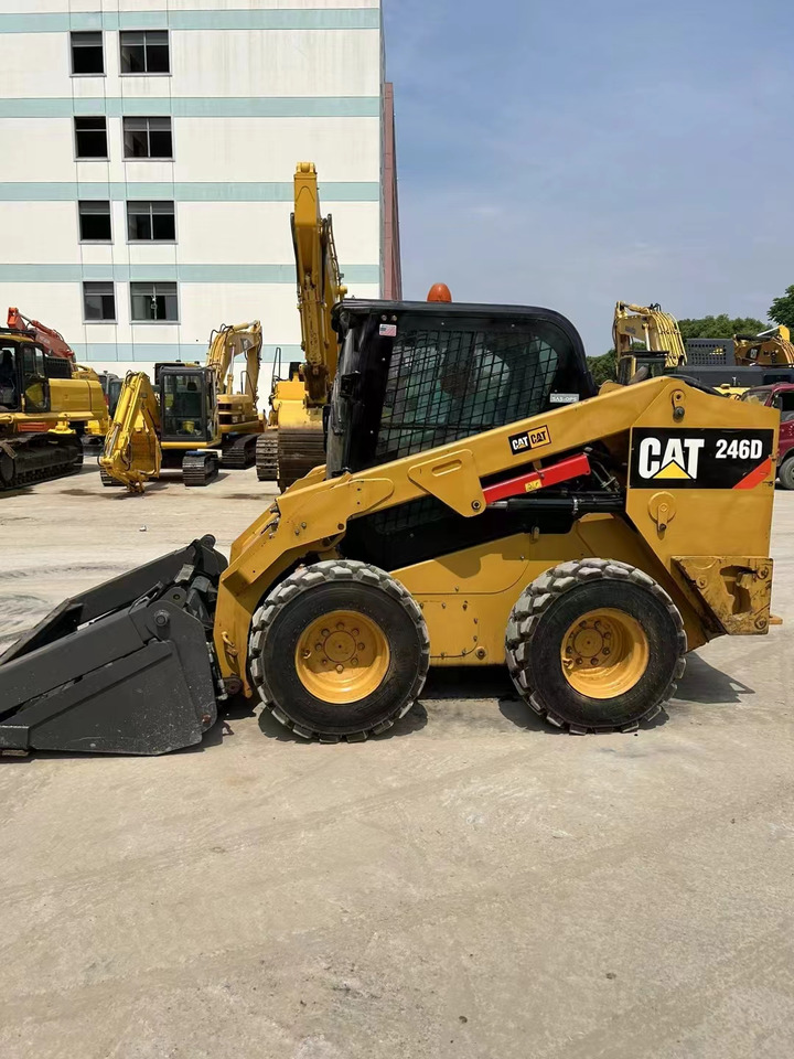 CATERPILLAR 246D - Мини-погрузчик с бортовым поворотом: фото 3 CATERPILLAR 246D - Мини-погрузчик с бортовым поворотом: фото 3