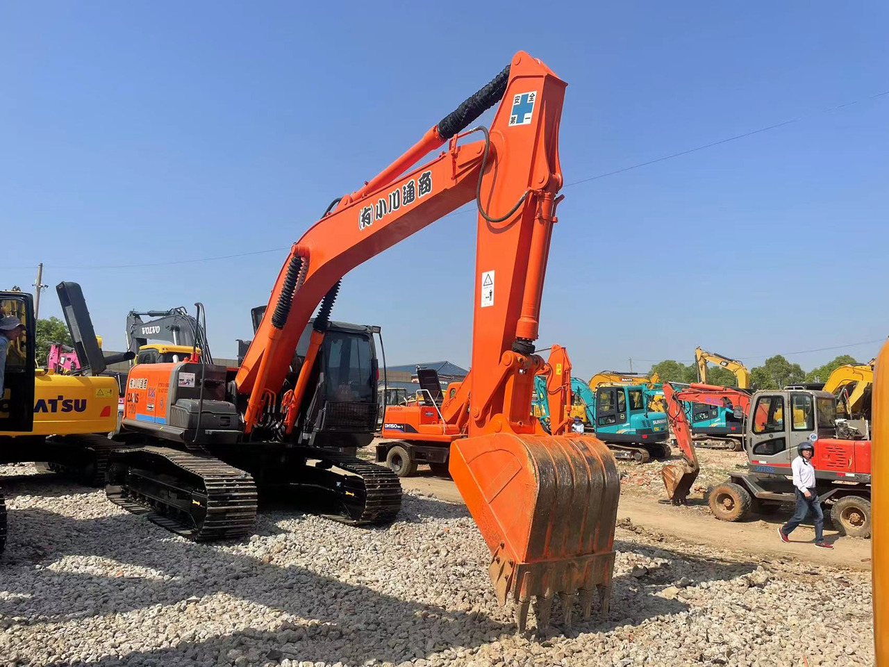 HITACHI ZX200-3 - Гусеничный экскаватор: фото 2 HITACHI ZX200-3 - Гусеничный экскаватор: фото 2