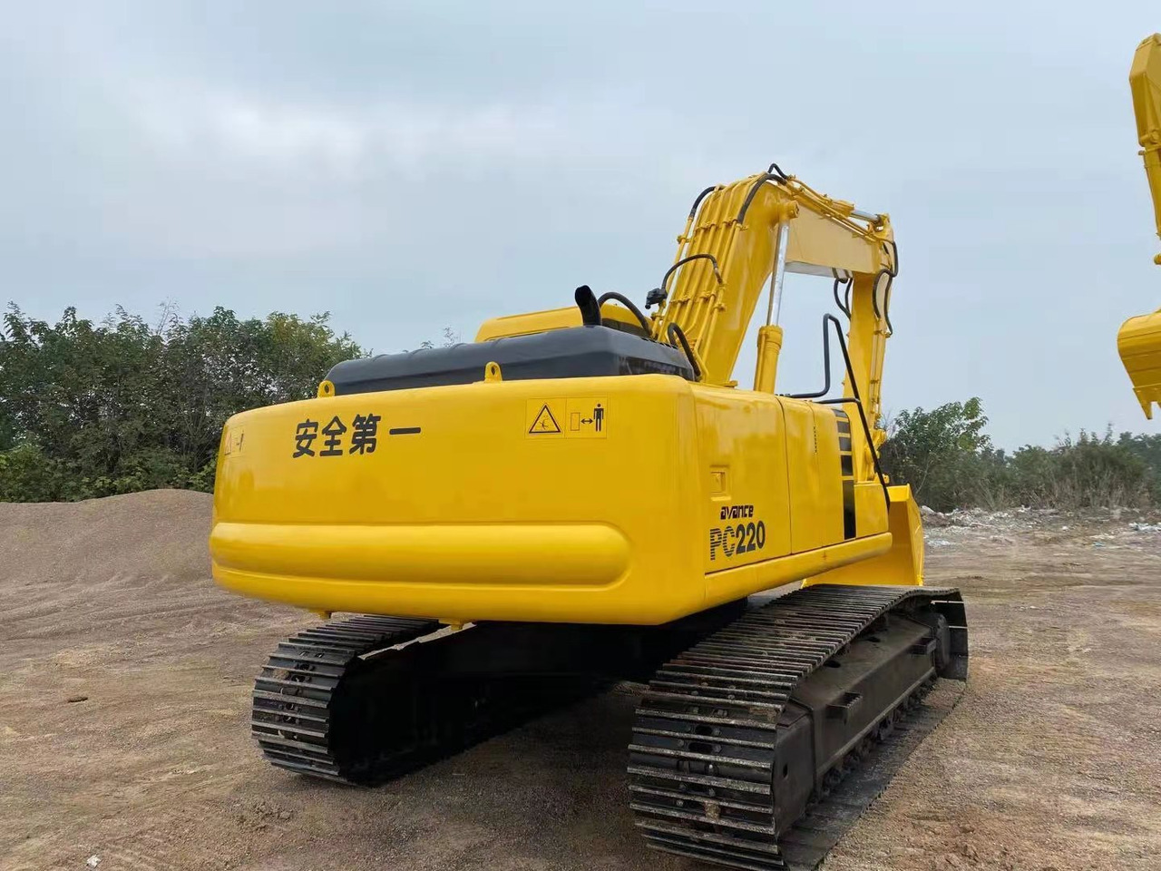 KOMATSU PC220-6 - Гусеничный экскаватор: фото 3 KOMATSU PC220-6 - Гусеничный экскаватор: фото 3