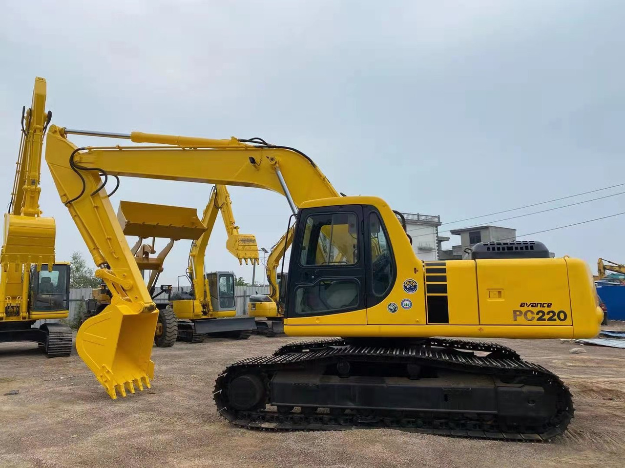 KOMATSU PC220-6 - Гусеничный экскаватор: фото 1 KOMATSU PC220-6 - Гусеничный экскаватор: фото 1