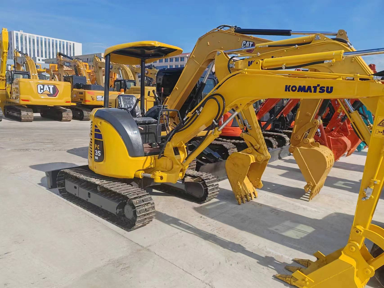 KOMATSU PC35 - Гусеничный экскаватор: фото 2 KOMATSU PC35 - Гусеничный экскаватор: фото 2