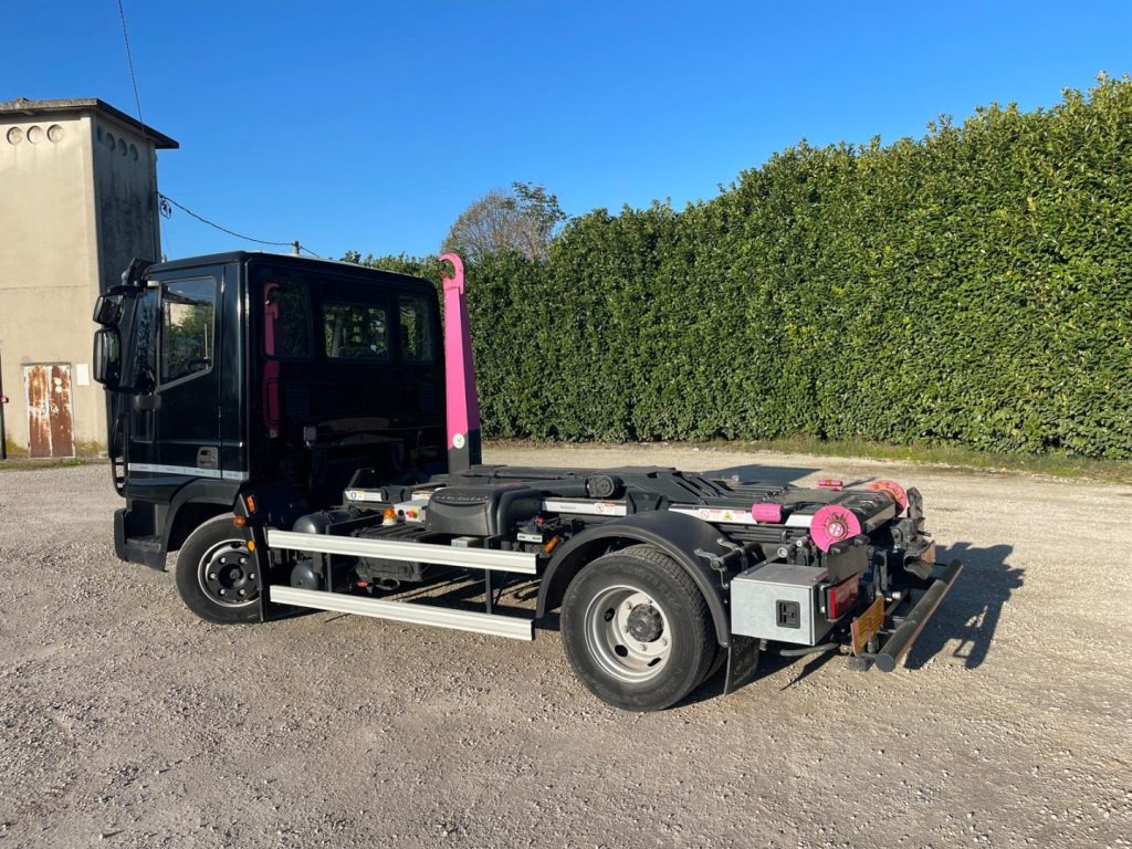 IVECO EUROCARGO 75E18 CON SCARRABILE NUOVO - Крюковой мультилифт: фото 4 IVECO EUROCARGO 75E18 CON SCARRABILE NUOVO - Крюковой мультилифт: фото 4