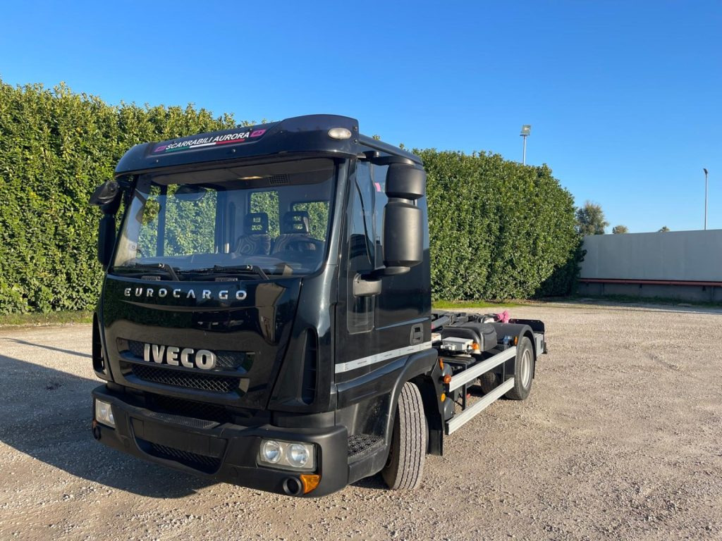 IVECO EUROCARGO 75E18 CON SCARRABILE NUOVO - Крюковой мультилифт: фото 2 IVECO EUROCARGO 75E18 CON SCARRABILE NUOVO - Крюковой мультилифт: фото 2