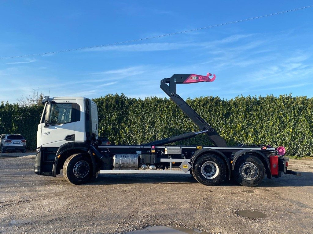 IVECO X-WAY AD280X48 NUOVO SCARRABILE PASSO 4500 - Крюковой мультилифт: фото 3 IVECO X-WAY AD280X48 NUOVO SCARRABILE PASSO 4500 - Крюковой мультилифт: фото 3