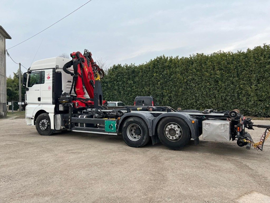 MAN TGX 26.480 SCARRABILE CON GRU - Крюковой мультилифт: фото 4 MAN TGX 26.480 SCARRABILE CON GRU - Крюковой мультилифт: фото 4