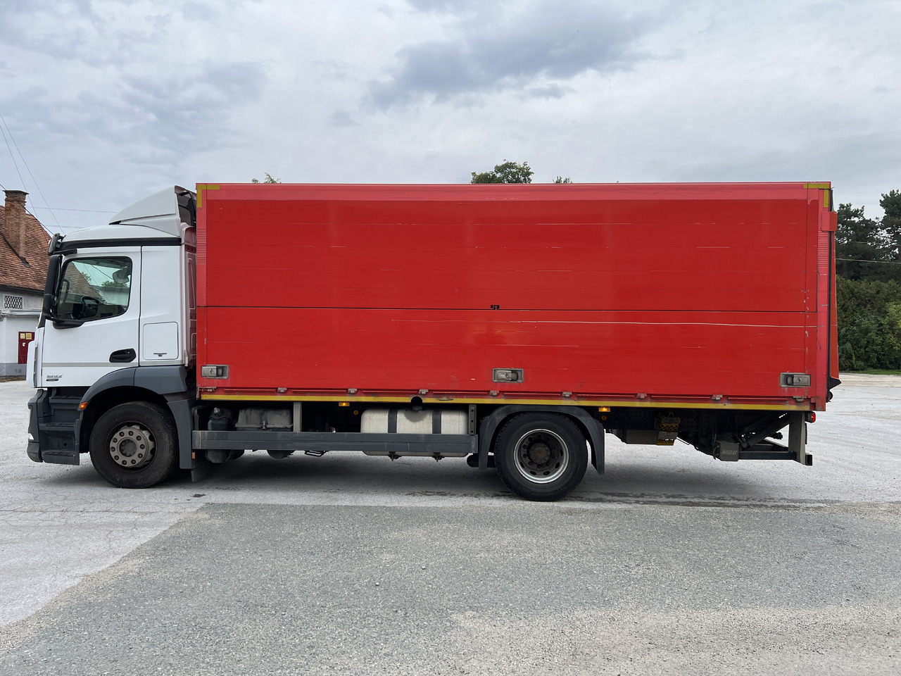 MERCEDES-BENZ ANTOS  1832 Getränkw.  LBW | Klima |  EURO 6 - Грузовик для перевозки напитков: фото 3 MERCEDES-BENZ ANTOS  1832 Getränkw.  LBW | Klima |  EURO 6 - Грузовик для перевозки напитков: фото 3