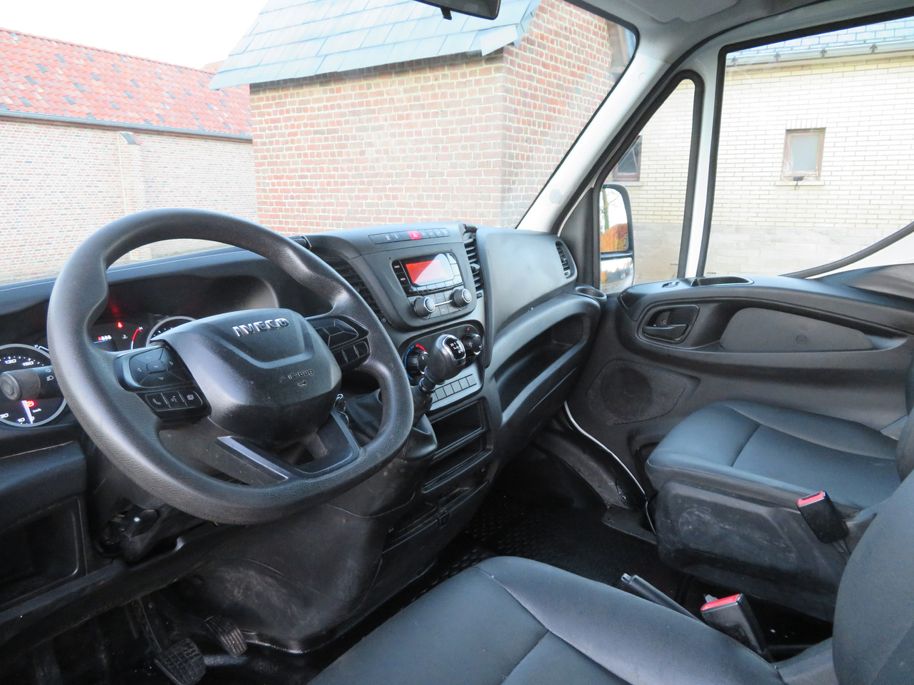 Малотоннажный самосвал, Грузопассажирский фургон Iveco Daily 35C16 3.0: фото 12