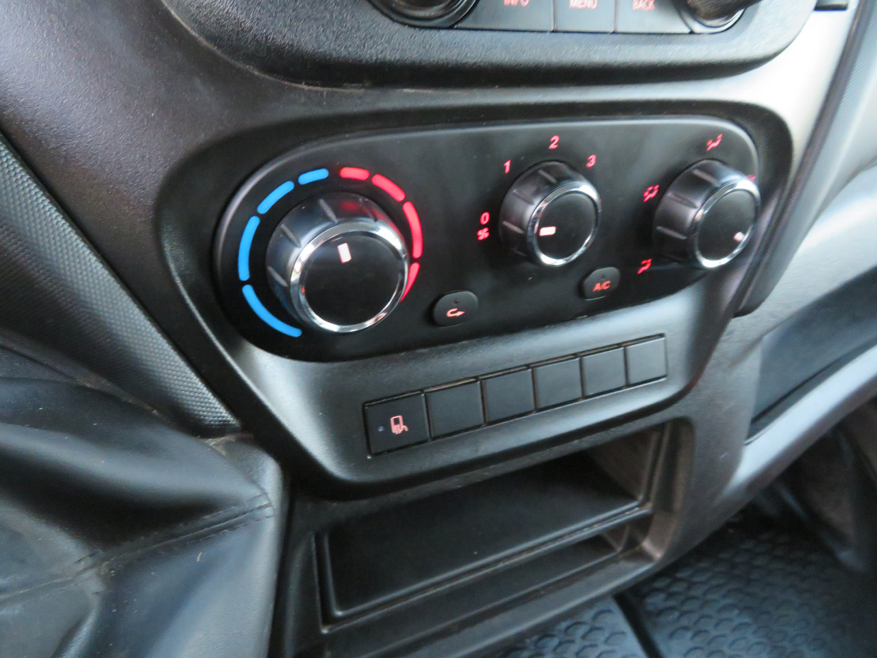 Малотоннажный самосвал, Грузопассажирский фургон Iveco Daily 35C16 3.0: фото 13