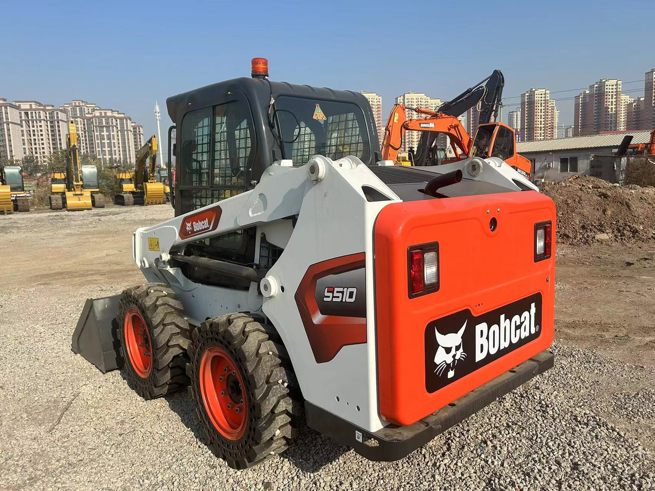 BOBCAT S510 Skid Steer Loader - Мини-погрузчик с бортовым поворотом: фото 4 BOBCAT S510 Skid Steer Loader - Мини-погрузчик с бортовым поворотом: фото 4