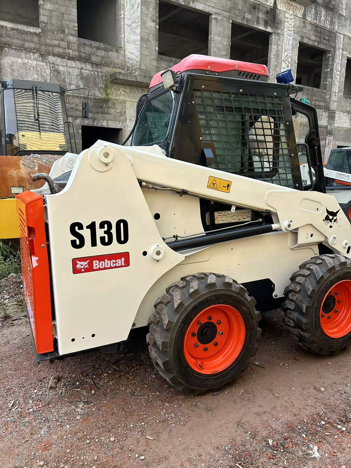 BOBCAT Skid Steer Loader S130 - Мини-погрузчик с бортовым поворотом: фото 2 BOBCAT Skid Steer Loader S130 - Мини-погрузчик с бортовым поворотом: фото 2