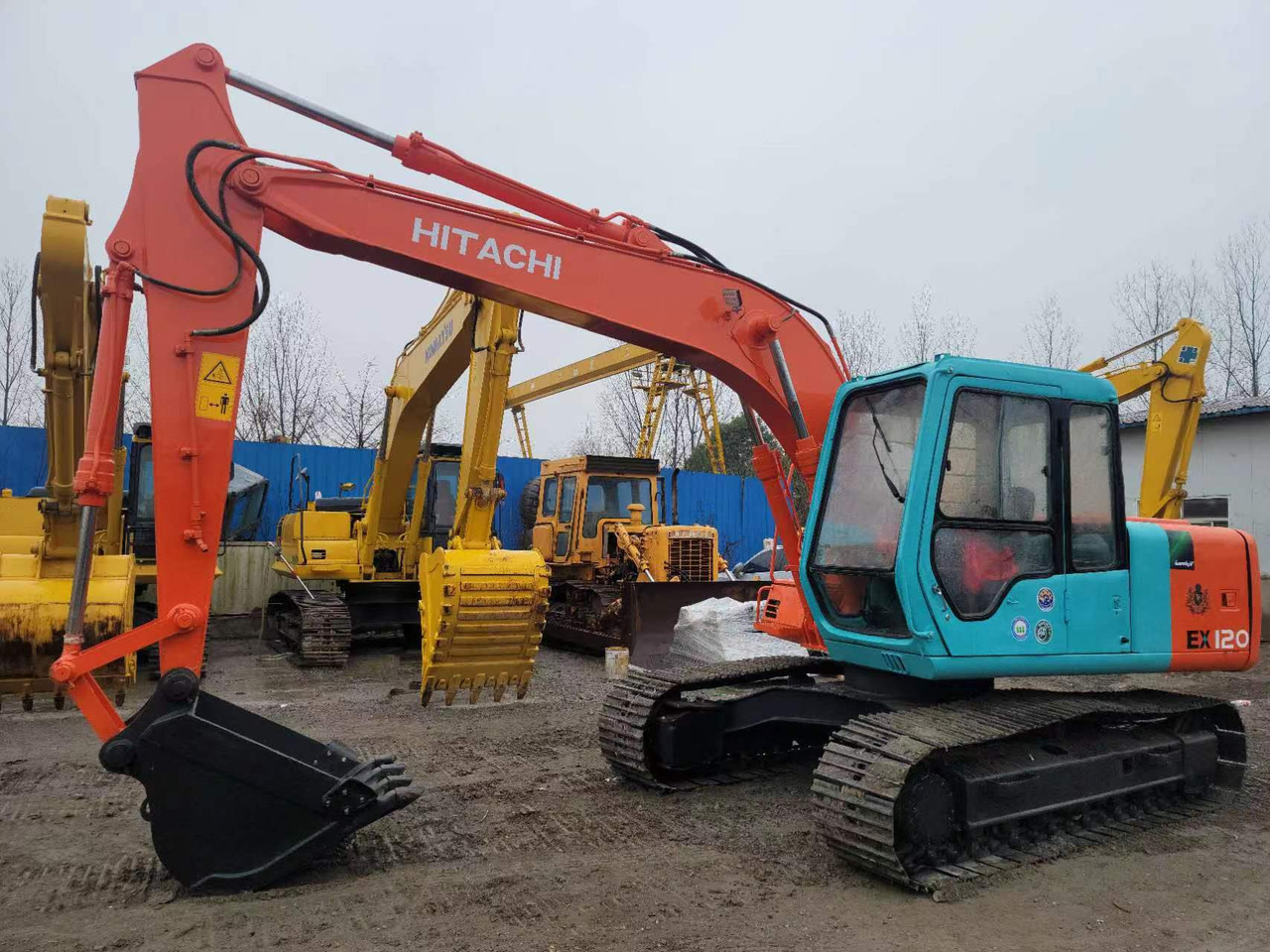 HITACHI EX120-3 - Гусеничный экскаватор: фото 1 HITACHI EX120-3 - Гусеничный экскаватор: фото 1