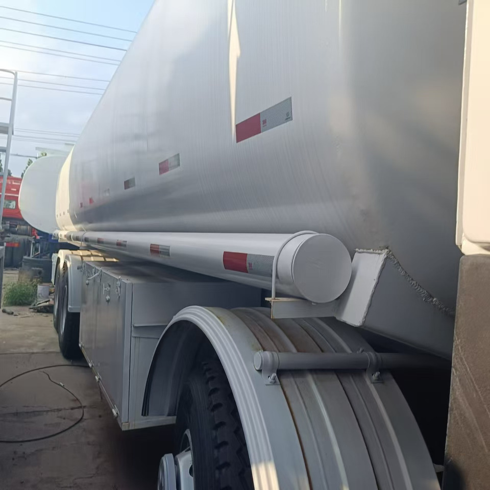 SINOTRUK Howo 371 Fuel Tanker Click Here For  DISCOUNT - Грузовик-цистерна: фото 5 SINOTRUK Howo 371 Fuel Tanker Click Here For  DISCOUNT - Грузовик-цистерна: фото 5