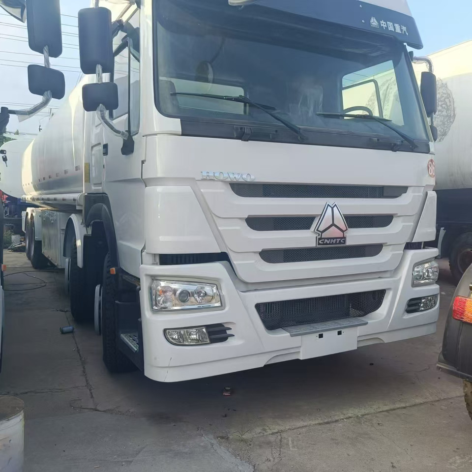 SINOTRUK Howo 371 Fuel Tanker Click Here For  DISCOUNT - Грузовик-цистерна: фото 3 SINOTRUK Howo 371 Fuel Tanker Click Here For  DISCOUNT - Грузовик-цистерна: фото 3