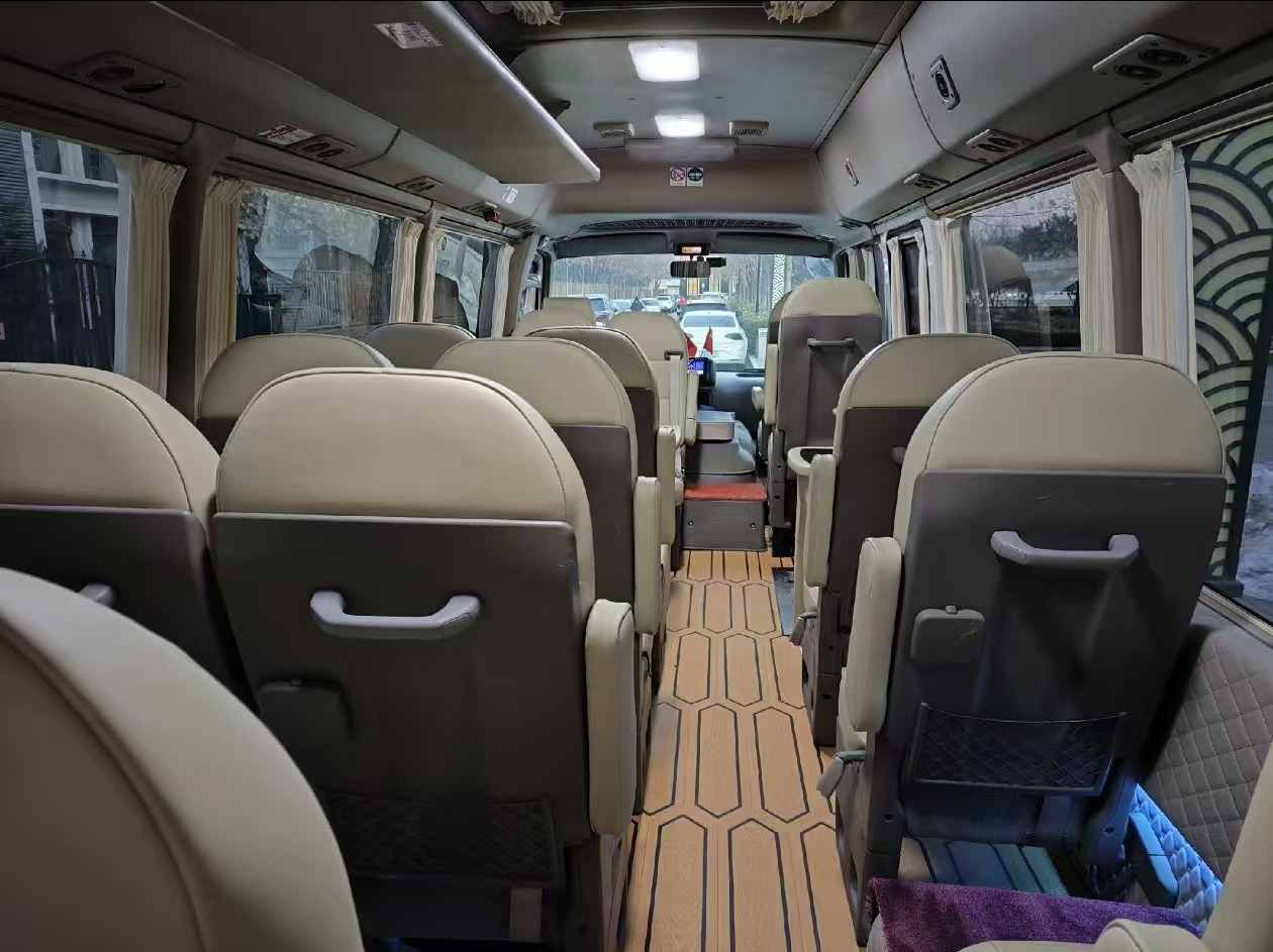 TOYOTA White Mini Bus Click Here for Discount - Туристический автобус: фото 2 TOYOTA White Mini Bus Click Here for Discount - Туристический автобус: фото 2