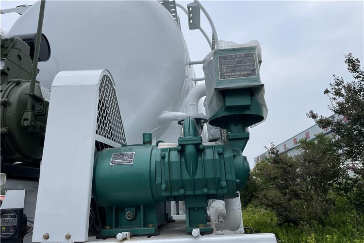 TITAN 3 Axle Dry Bulker Cement Tanker Trailer for Sale In Saudi Arabia - Полуприцеп: фото 3 TITAN 3 Axle Dry Bulker Cement Tanker Trailer for Sale In Saudi Arabia - Полуприцеп: фото 3