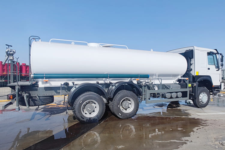 SINOTRUK Sinotruk Water Tanker Truck for Sale in Jamaica - Грузовик-цистерна: фото 5 SINOTRUK Sinotruk Water Tanker Truck for Sale in Jamaica - Грузовик-цистерна: фото 5